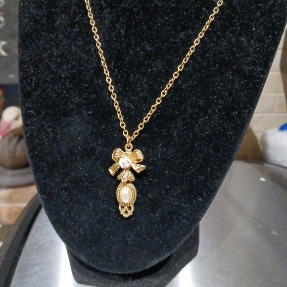 1928 Jewelry - Vtg. 1928 Women's 18" Gold Tone Faux Pearl w/Porcelain Rose Necklace.